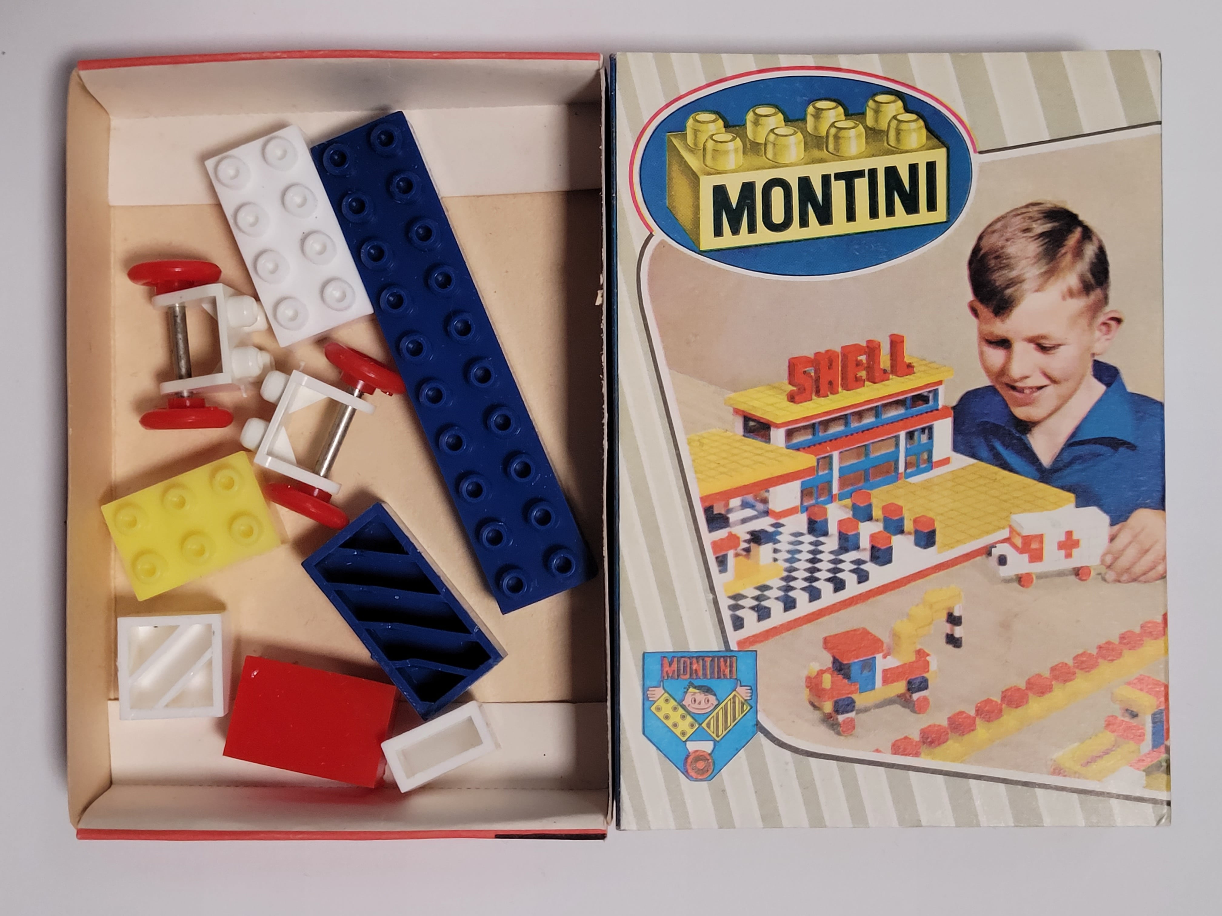 Montini plastic brick set