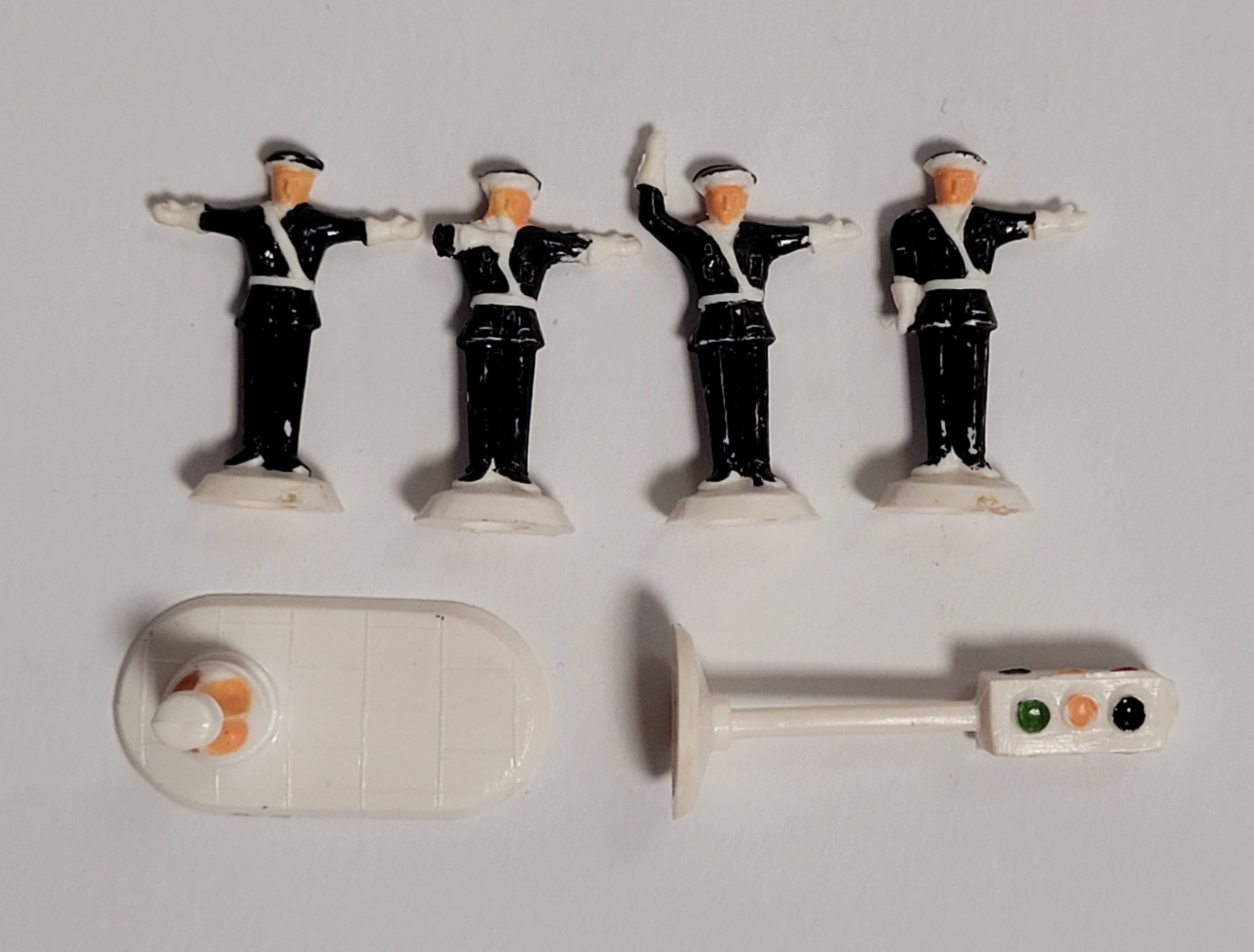 White 1271 LEGO policemen and traffic light